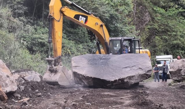 En ese trayecto, que hace parte del corregimiento de San Bernardo de Bata, duró dos días cerrado el paso, porque lodo, piedras y rocas cubrieron la vía. Cortesía
