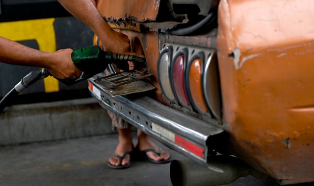 Un huevo en el supermercado se paga a 933 bolívares, pero en la estación de servicio un litro de gasolina cuesta 0,00001 bolívares. Archivo