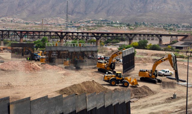 Ochocientos metros de barrotes de acero se construyen en el punto en que se unen los estados de Texas y Nuevo México, frente a Ciudad Juárez, Chihuahua, donde opera uno de los accesos más utilizados por miles de migrantes. AFP