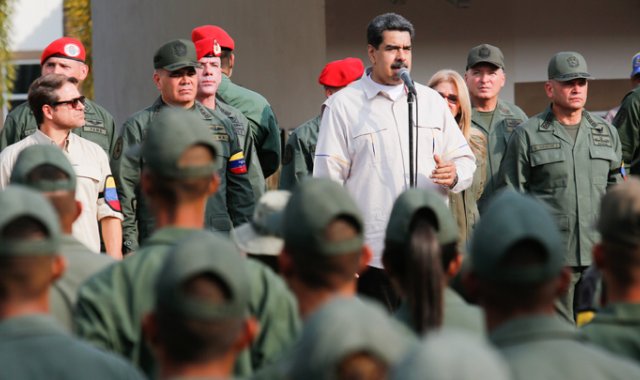 Padrino llamó a la Fuerza Armada, considerada por la oposición y analistas el principal sostén del gobierno de Nicolás Maduro, a "trabajar el triple (...) porque el enemigo es tres veces superior, hasta cinco veces superior". AFP