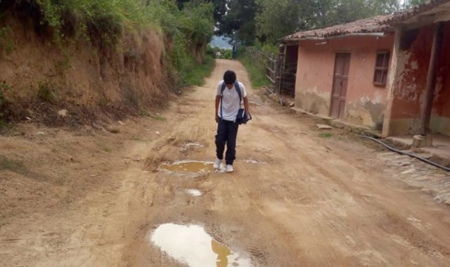 En invierno la carretera a El Escorial se convierte en una gran piscina de lodo y en verano el polvo genera problemas respiratorios en niños y ancianos. Cortesía