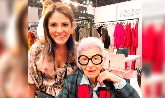 Adriana Contreras posó con el icono de la moda Iris Apfel en el stand de la feria en Nueva York. Cortesía