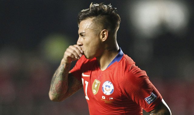El chileno Eduardo Vargas celebra después de marcar un gol durante un torneo de fútbol de la Copa América, Grupo C entre Chile y Japón en el Cicero Pompeu de Toledo AFP