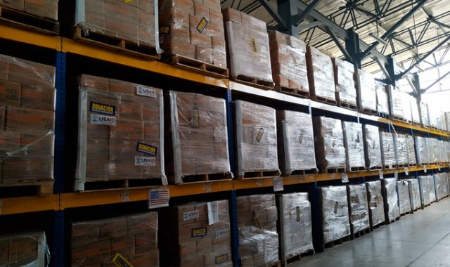 139 toneladas de alimentos e insumos médicos siguen en la bodega.  La Opinión