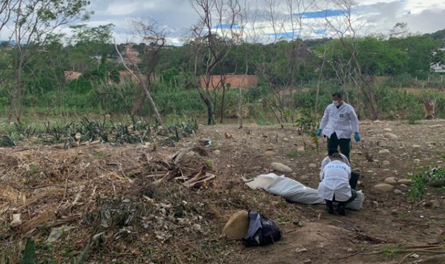 Vestía bluyín, camisa polo de rayas moradas y botas. La Opinión