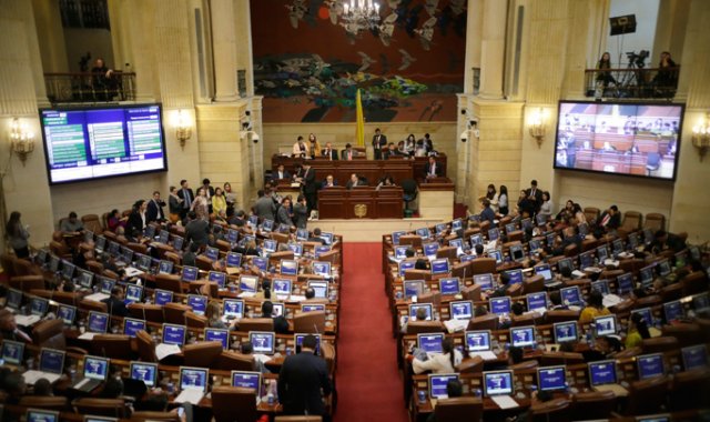La decisión generó indignación en redes sociales, más aún cuando se conoció que en medio de la sesión de la tarde, los congresistas veían el partido de la Selección Colombia frente a Catar en la Copa América, en una pantalla grande instalada dentro del recinto.  Colprensa