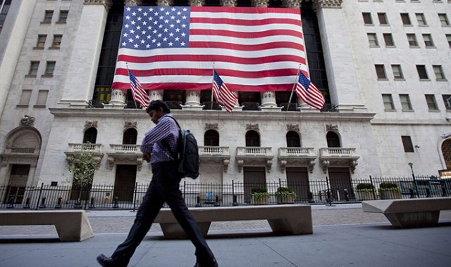Economistas advierten que esto abre la puerta a una gran guerra monetaria mundial en la que se enfrenten todos contra todos. AFP