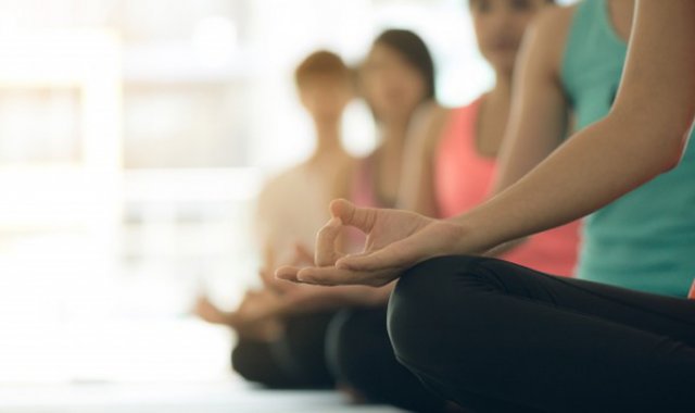 El yoga es una alternativa sana y económica que se ajusta a todos los presupuestos, es decir, se puede hacer tanto en un centro reconocido como de forma gratuita en casa o en la oficina. Freepik.es