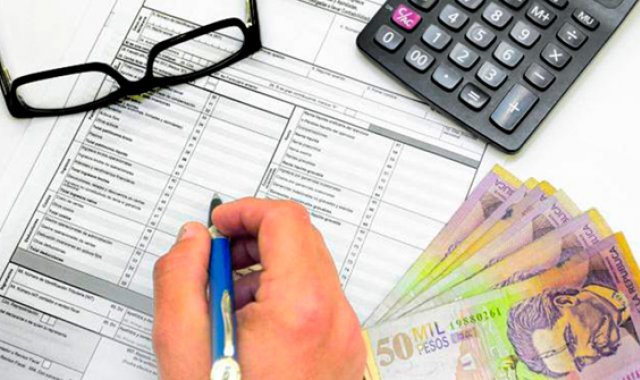 Los impuestos que se les cobran a los colombianos podrían ser muchos. Colprensa