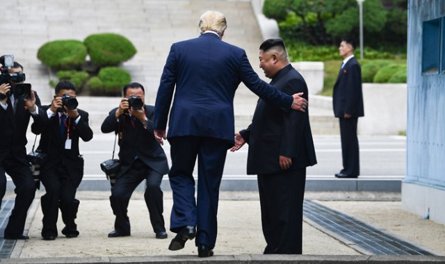 Donald Trump invitó a su homólogo Kim Jong Un a que visitará tierras estadounidenses, luego de ingresar a suelo norcoreano. AFP