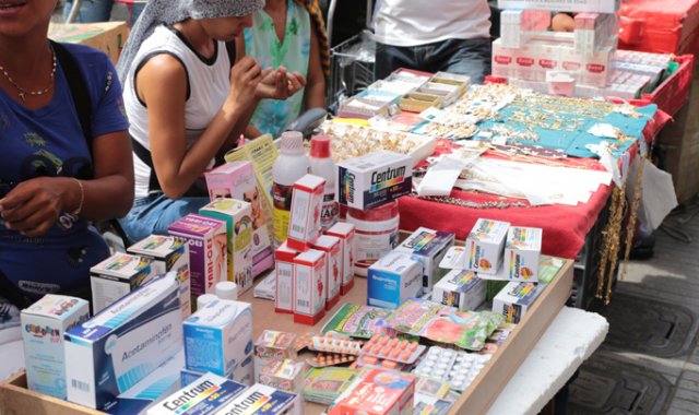 En la avenida 6, frente al parque Lineal, hay decenas de migrantes vendiendo medicamentos que llaman la atención por su menor costo. César Obando