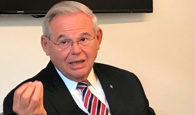 El senador demócrata Bob Menéndez se encuentra de visita en Colombia y declaró que la situación de los líderes sociales y defensores de los Derechos Humanos en Colombia es un asunto que merece toda la atención del Congreso de Estados Unidos. Colprensa