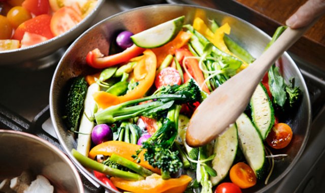 El cerebro utiliza la glucosa —un producto de la descomposición de los carbohidratos— como combustible primario. Freepik.es