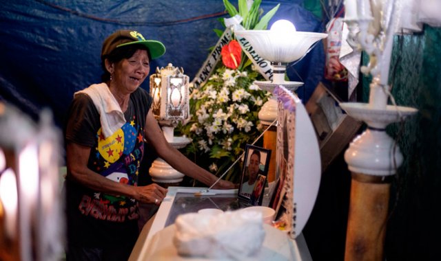 Lilia Jacobe, la abuela de Bryan Conje, llora sobre el cuerpo de su nieto. Él desapareció el 2 de julio, pero fue encontrado muerta tres días después debajo de un puente donde vivía. La lucha contra los estupefacientes del presidente filipino Rodrigo Duterte se ha convertido en una campaña "sistemática" de abusos, alegó AI.
 AFP