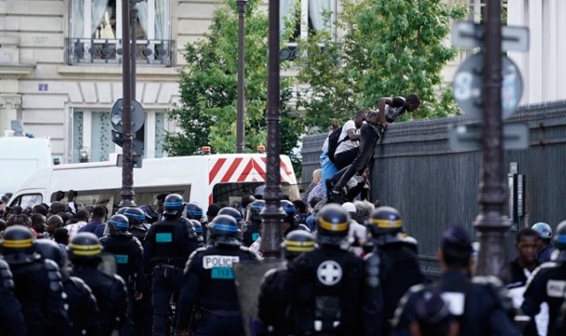 Unos 700 migrantes y simpatizantes, según los participantes, ocuparon a mediodía este imponente edificio en el centro de París. AFP