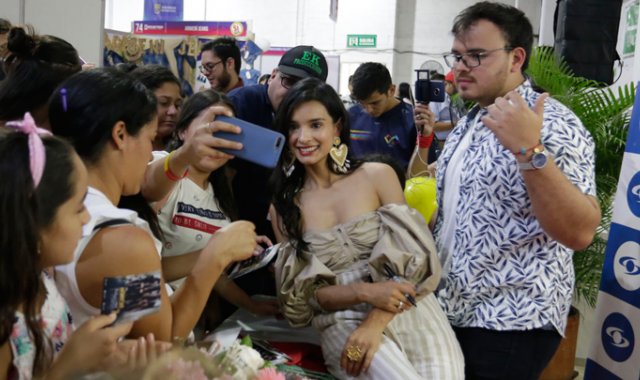 Paola Rey enloqueció a los visitantes de Expo de Todo, la feria empresarial que organizó con éxito La Opinión en el Jardín Plaza. Juan Pablo Cohen/La Opinión