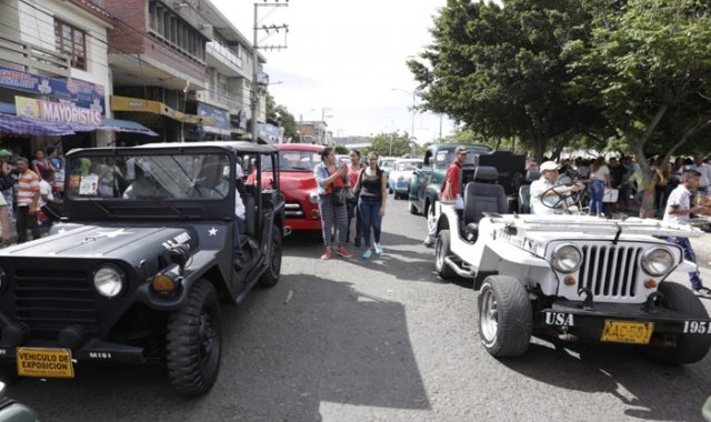 En el parque Lineal se inició el recorrido de estos vehículos antiguos. Juan Pablo Cohen