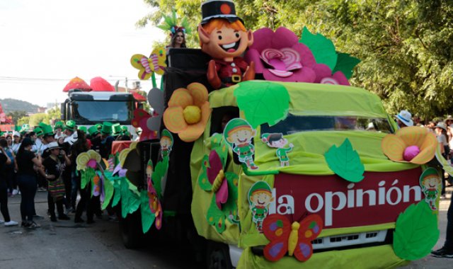 El periódico La Opinión se hizo presente con una carroza durante el desfile que engalanó la candidata de la Comuna 8, Leydi Ortiz. Mario Franco