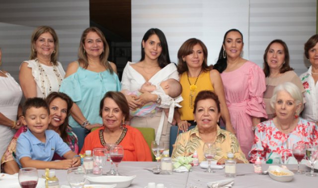 Gloria Carrillo, María Inés Blanco, Adriana Castañeda, Melissa Guerrero y su bebé Alma Trujillo; Lida Bolívar, Leticia Cerdas, Magaly Touche de Camargo y Cecilia Amado de Trujillo. Sentados: Fernando Jiménez, Martha Lozano de Vergel, Mary Sepúlveda de Garcés, Gisela de Banguero y Nelly de Rojas. Obando