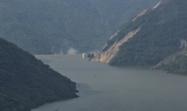 La presa es una de las tres obras principales del proyecto junto con el vertedero y la casa de máquinas. Colprensa