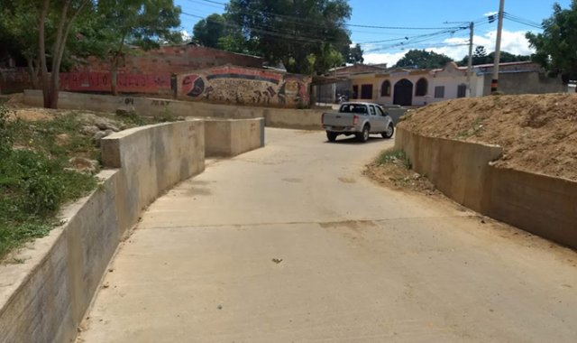 Así luce ahora la calle-canal alrededor de la cancha de fútbol de Barrio Nuevo. Antes era un lodazal. La Opinión