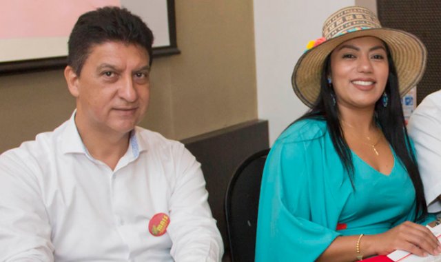 Juan Carlos Rosas, quien estaba recogiendo firmas para avalar su aspiración a la Alcaldía, recibió ayer el aval de la presidenta del MAIS, Martha Peralta. Alfredo Estévez