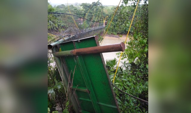 Los vientos huracanados destruyeron el puente hamaca sobre el río Catatumbo que sirve de paso a campesinos de El Tarra. Javier Sarabia