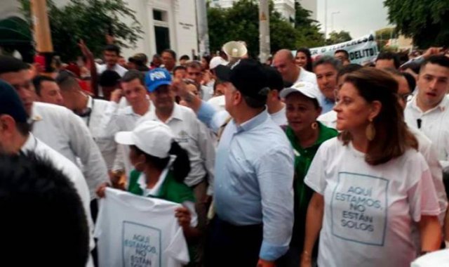 El mandatario caminó varias cuadras acompañado de al menos 30 líderes sociales de Cartagena. Colprensa