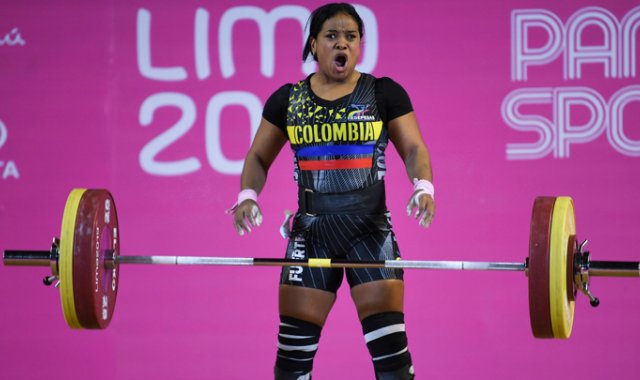 Mercedes Pérez logró la cuarta medalla de oro colombiana en levantamiento de pesas. AFP