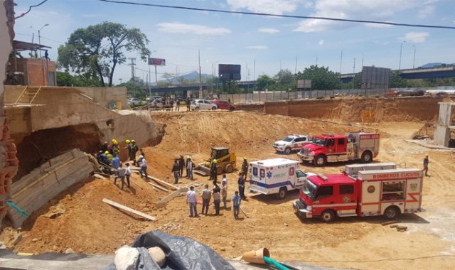 El albañil fue trasladado a un centro médico de la ciudad en donde se recupera de la lesiones. La Opinión