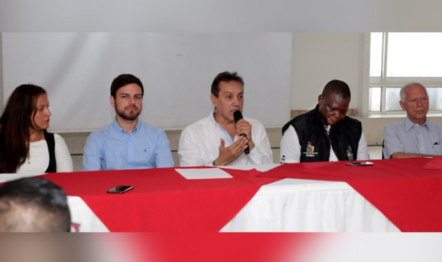 Jazmín Becerra, del equipo de campaña; Juan Miguel Ruiz, director del partido ADA en Norte de Santander; Ramiro Luna Conde, candidato a la Gobernación; Martín Carabalí, director del partido PRE en el departamento y Segundo Antonio González, director de proyectos de la campaña de Luna. César Obando