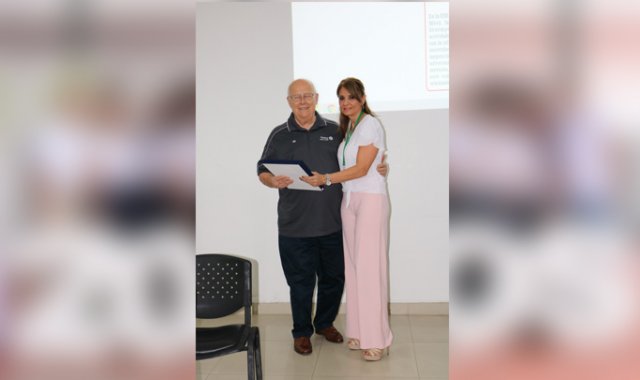 Bill Davis, representante de la fundación Ratary, y Clara Cuadros Castillo. Cortesía