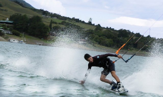 El colombiano Valentín Rodríguez, figura del kitesurf en el mundo.  Colprensa