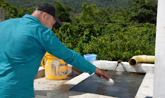 El Ministerio de Vivienda presentó el programa Agua al Campo diciendo que solo el 4 % de los recursos de agua y saneamiento básico del país llega a la población rural.
 Archivo