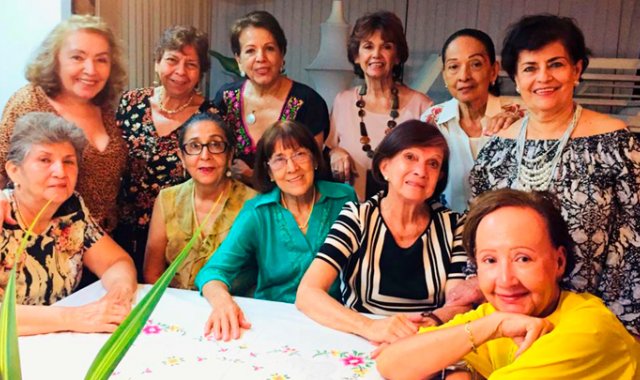 Lolita Herrera, Nora González, Yoyoa Barrera, Betty Zúñiga de Correal, Gilma Peña y Guiomar González. Sentadas: María Teresa Chaustre, Mercedes García, Axcelinta Melo Díaz, Cecilia Molina y Bárbara Echeverría. Cortesía