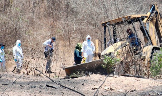 En los últimos días se han descubierto miles de fosas comunes.  AFP
