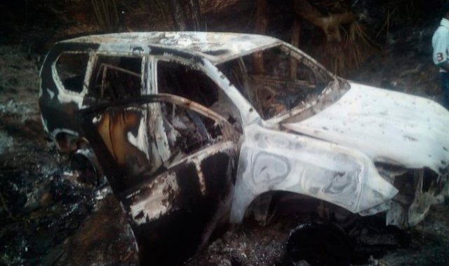 En las imágenes se puede ver el vehículo maltrecho, con muestras de que fue incinerado y con lo que serían impactos de bala en el capó. Colprensa