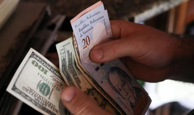 La dolarización (o pesificación) invade el ámbito laboral, pues ya nadie quiere percibir sueldos en bolívares. Cortesía