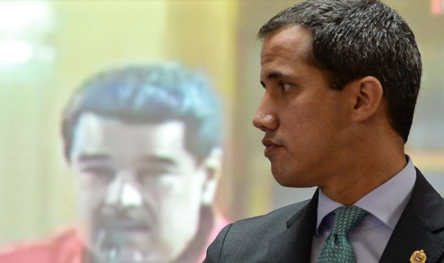 La Fiscalía ya mantiene varias causas contra Guaidó, el jefe del Parlamento reconocido como gobernante interino por medio centenar de países, enzarzado en un pulso por el poder con el presidente Nicolás Maduro desde enero. AFP