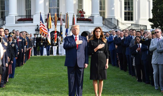 El presidente Trump hizo severas advertencias a los talibanes, al encabezar los actos conmemorativos del 18 aniversario de los atentados terroristas de Nueva York. AFP
