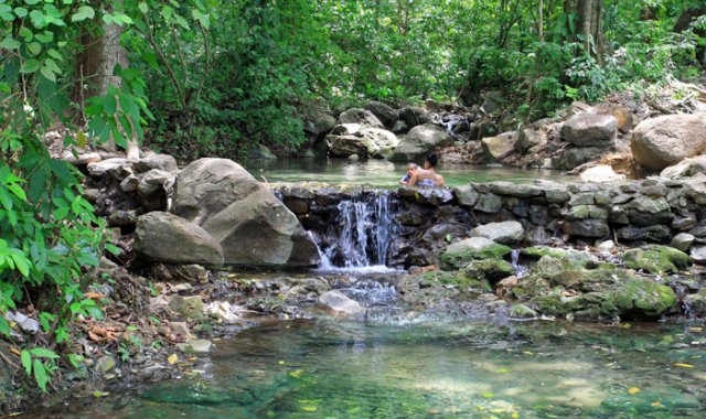 El color turquesa del agua es el reflejo de sus piedras verdes, pozos cristalinos de aguas frías que se convierten en un atractivo natural.  Mario Caicedo