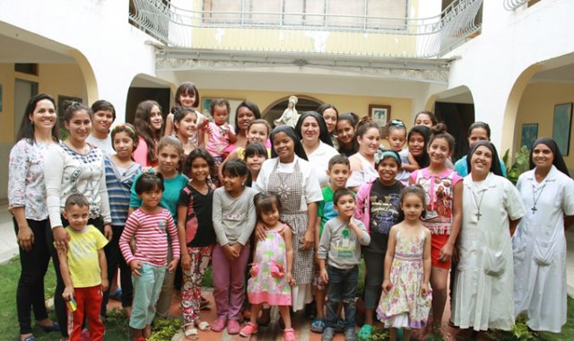 El hogar está conformado por 32 niñas de todas las edades y es liderado actualmente por tres hermanas de la congregación Hijas de Nuestra Señora de la Eucaristía. La Opinión