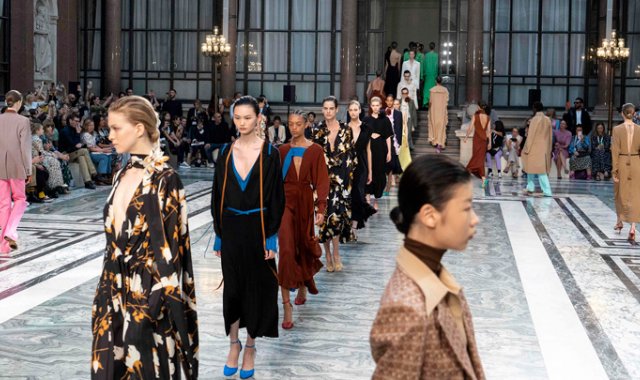 Modelos exhiben diseños de Victoria Beckham. AFP