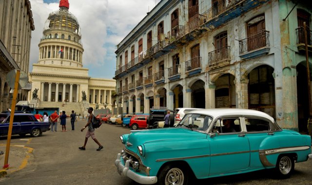 Para Cuba, que depende de la inversión extranjera para impulsar su crecimiento, este pánico bancario es una mala noticia. AFP