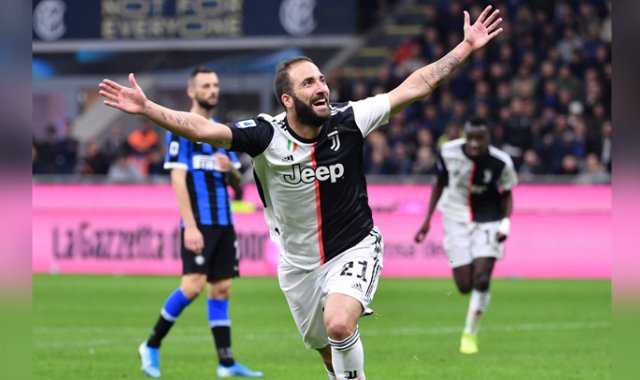 El ‘Pipita’ Higuaín marcó al minuto 80 sentenciando al local a una derrota que lo baja del liderato. Con esa anotación, el argentino llegó a dos tantos en la liga italiana en esta temporada.
AFP