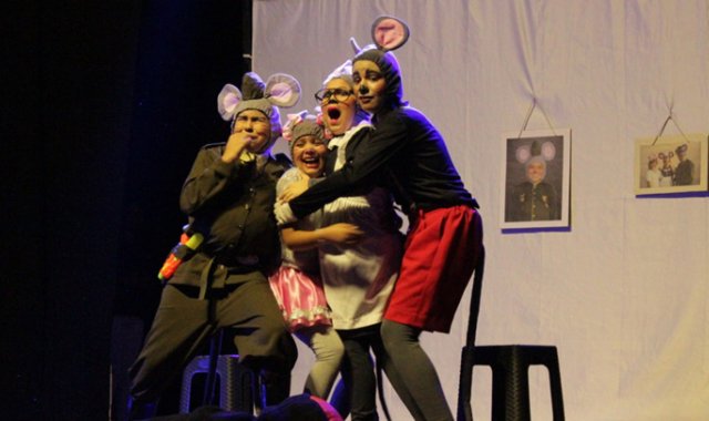 En el teatro municipal se cumplieron las presentaciones del Festival. En la imagen la función del grupo ganador. Cortesía
