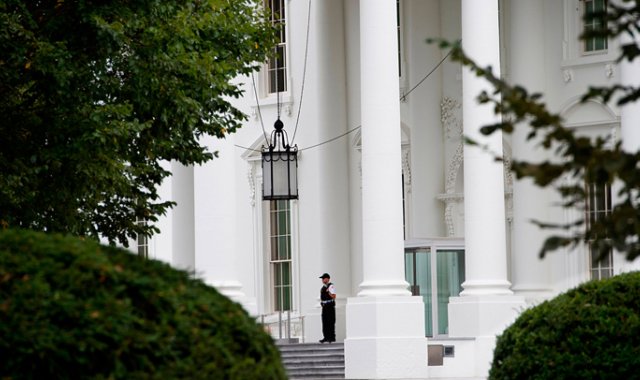 Un agente de los Servicios Especiales monta guardia a la entrada del Pentágono.
AFP