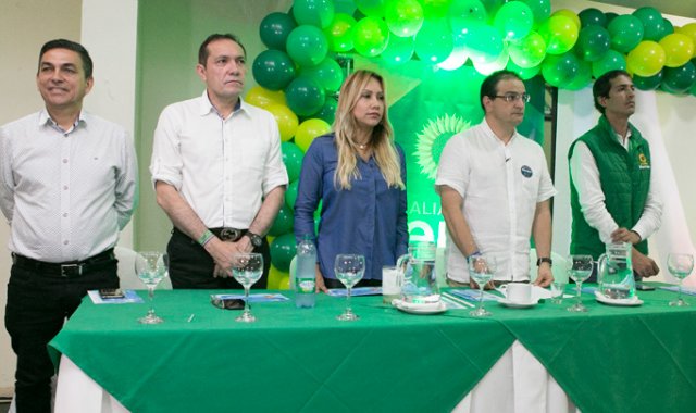 De izquierda a derecha: el candidato a la Asamblea por la Alianza Verde, Raúl Giovani Ortiz; los senadores de la Alianza Verde, Antonio Sanguino y Sandra Ortiz; el candidato a la Gobernación, Silvano Serrano; y el director departamental de la Alianza Verde, Jhon Eddison Ortega. Juan Pablo Cohen/La Opinión