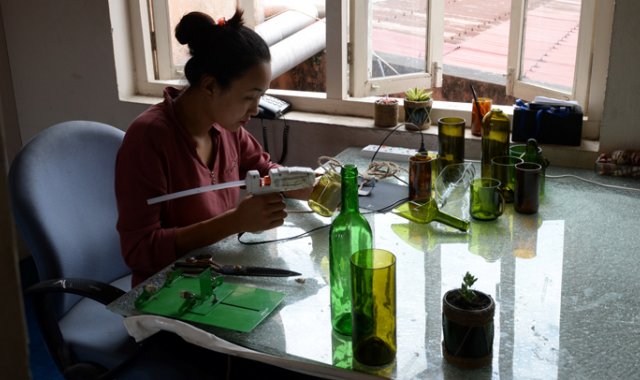 Una empresa fabrica vasos o pequeños objetos, a partir de los residuos. AFP