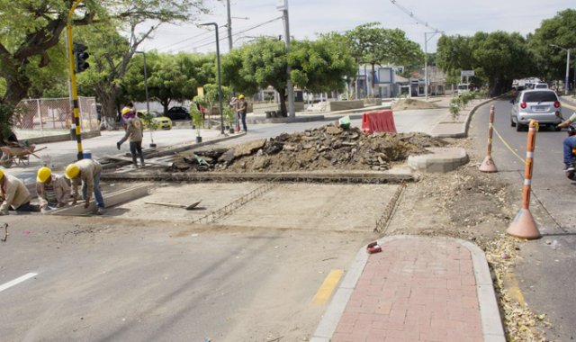 Trabajan en la construcción de un paso peatonal. Alfredo Estévez/La Opinión